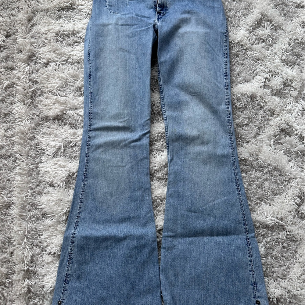 Authentic vintage Silver jeans from 90s! Low rise stretch with worn hem.